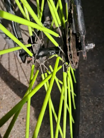 Bicicleta urbana con rayos verdes llamativos - miniatura 3