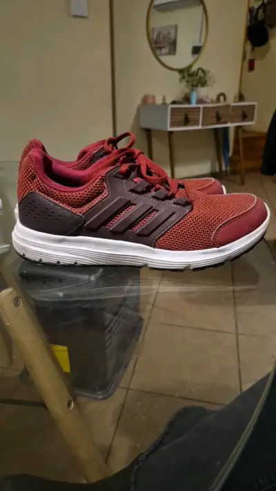Zapatillas deportivas rojas - miniatura 1