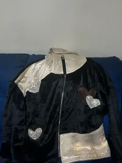 Chaqueta de felpa con corazones decorativos - miniatura 2