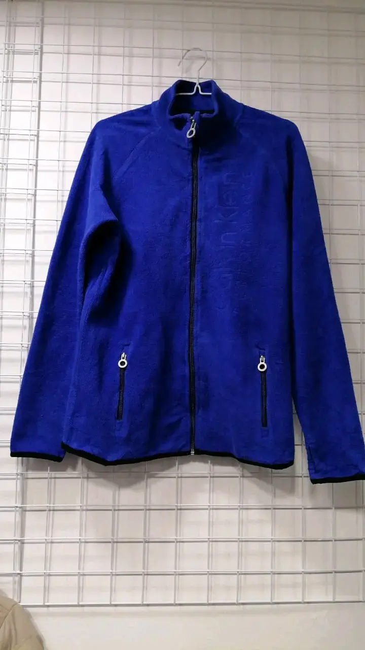 Chaqueta polar azul con cierre completo