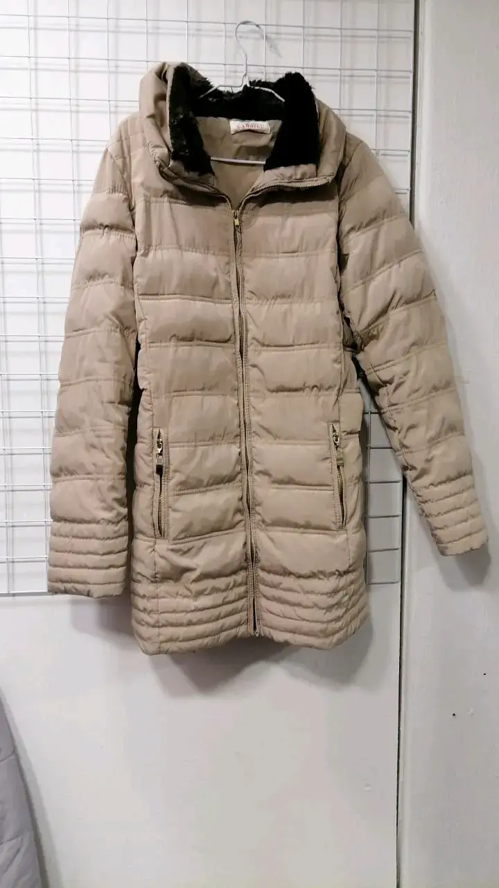 Chaqueta acolchada beige con capucha