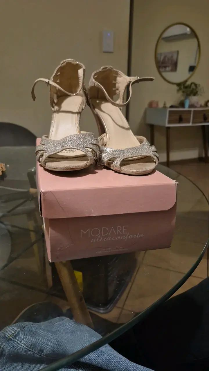 Tacones dorados con brillo