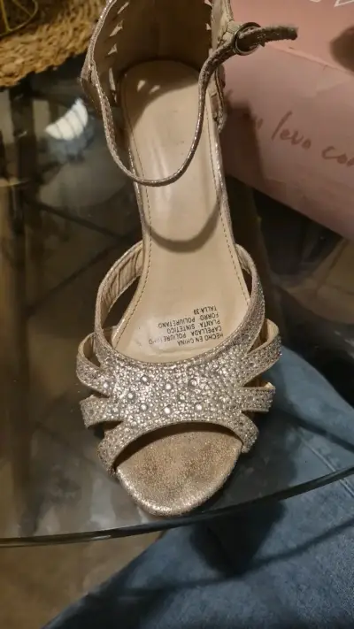 Tacones dorados con brillo - miniatura 2