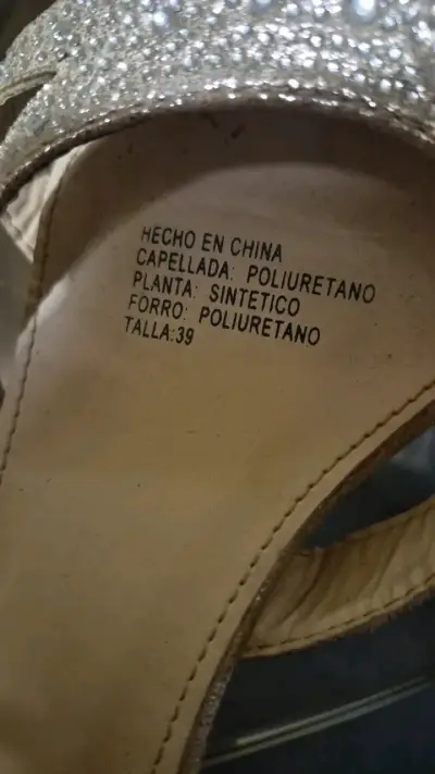 Tacones dorados con brillo - miniatura 3