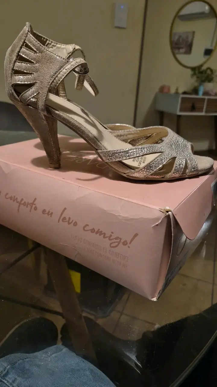 Tacones dorados con brillo - 4