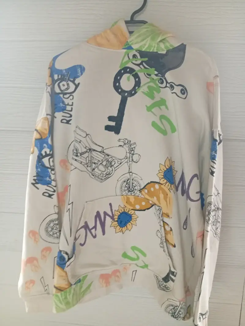 Polerón estampado con diseño gráfico