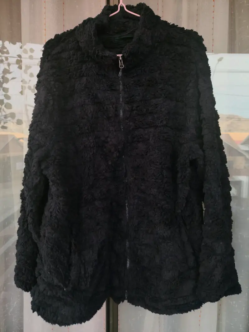 Poleron de felpa negra abrigada para invierno