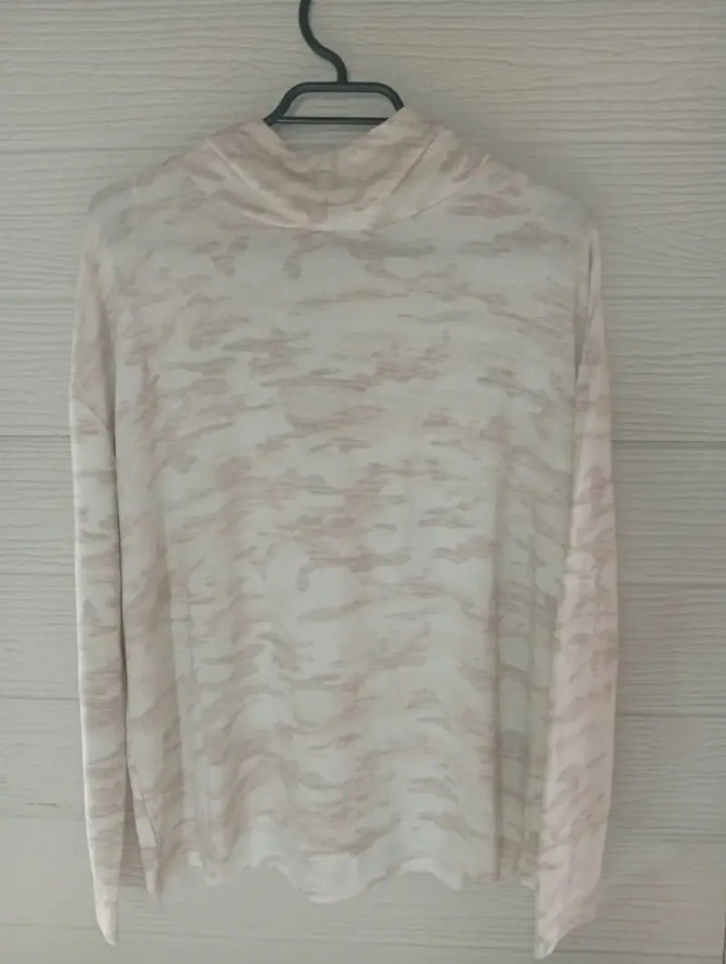 Polera manga larga estampado camuflaje