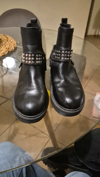 Botines negros con tachas - miniatura 1