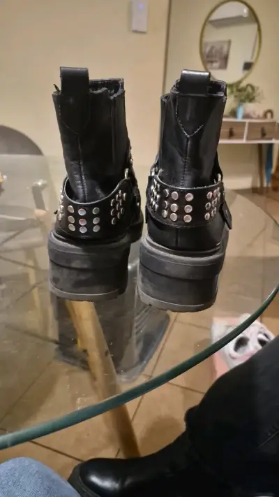 Botines negros con tachas - miniatura 3
