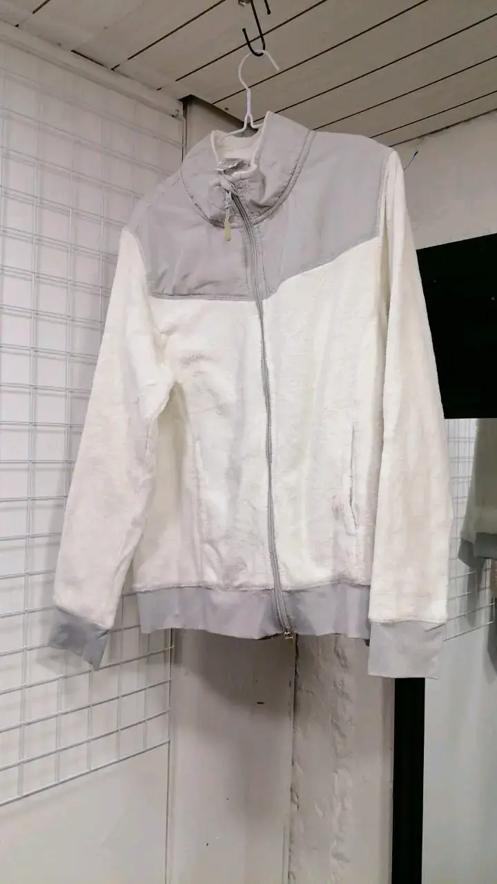 Chaqueta polar blanca con detalles grises