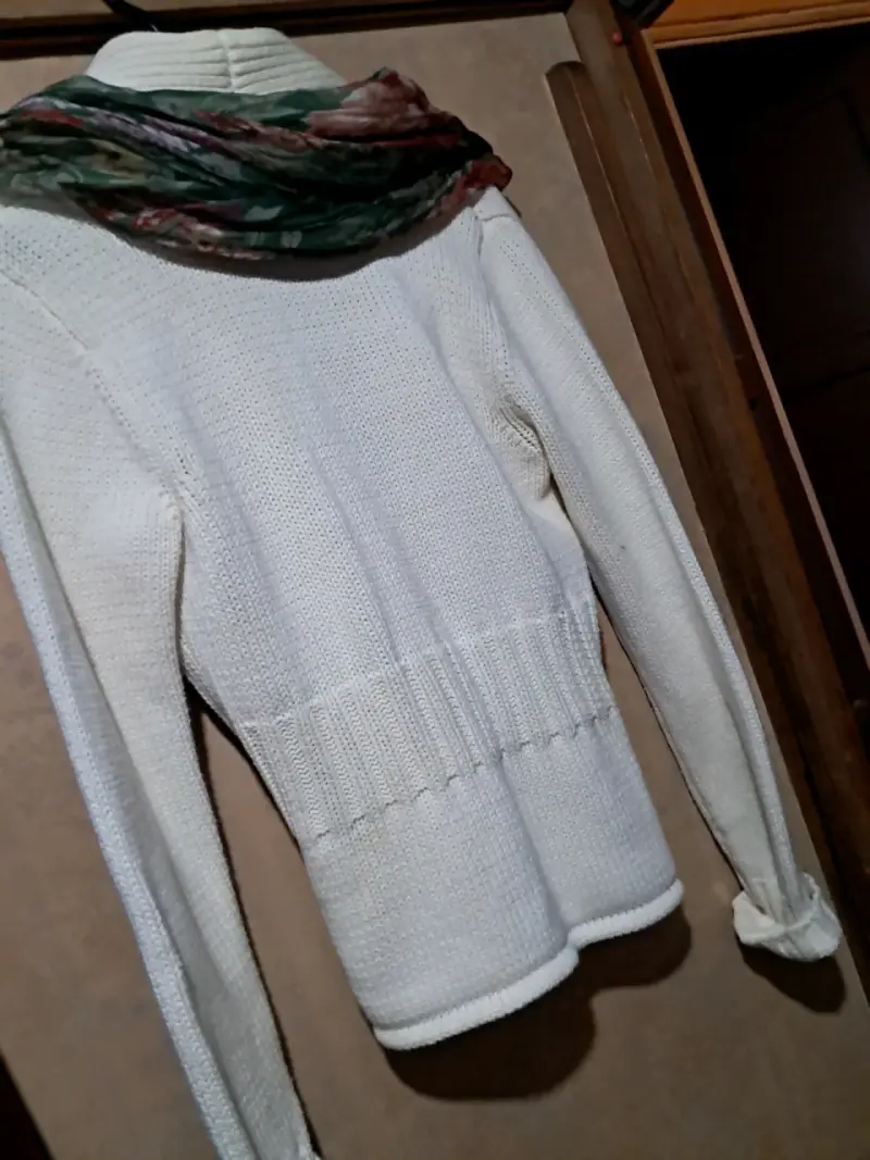 Cárdigan blanco con bufanda floral - 4