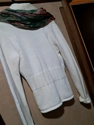 Cárdigan blanco con bufanda floral - miniatura 4