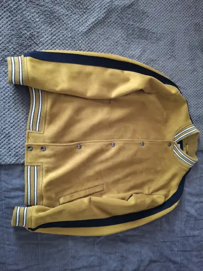 Chaqueta varsity amarilla con detalles negros - miniatura 1
