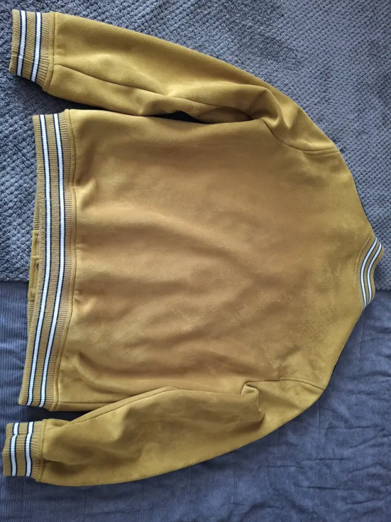 Chaqueta varsity amarilla con detalles negros - 2