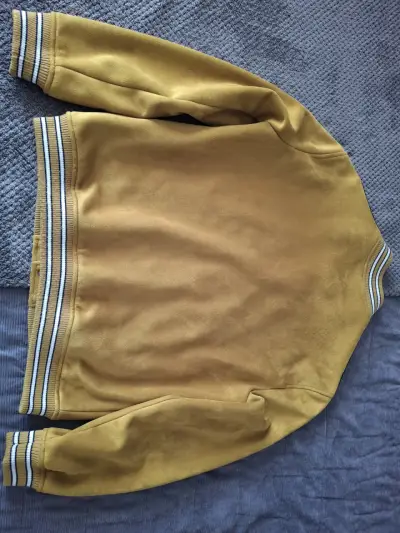 Chaqueta varsity amarilla con detalles negros - miniatura 2