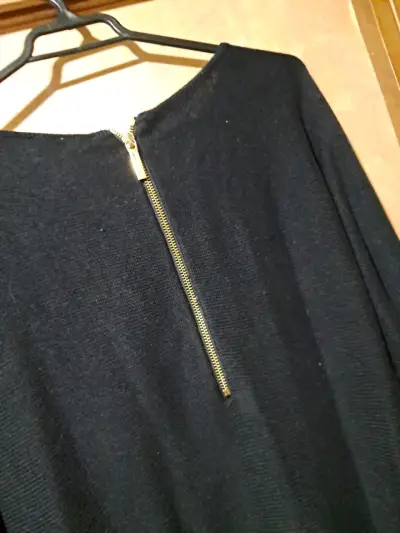 Vestido negro con cierre dorado elegante - miniatura 1