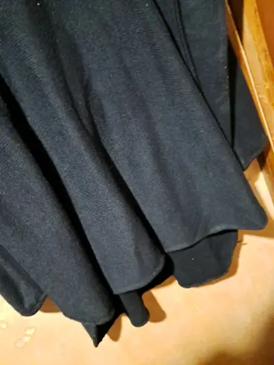 Vestido negro con cierre dorado elegante - miniatura 2