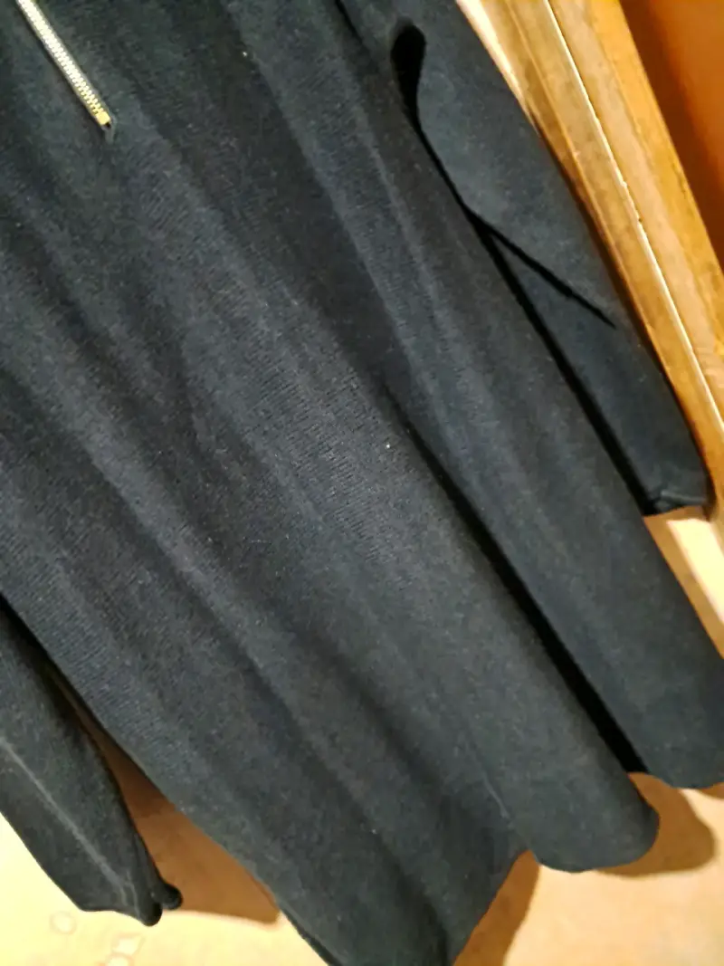 Vestido negro con cierre dorado elegante - 3