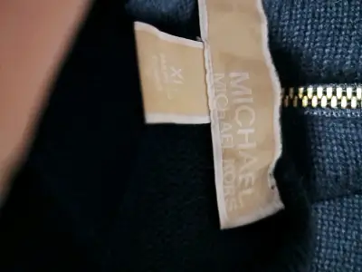 Vestido negro con cierre dorado elegante - miniatura 4