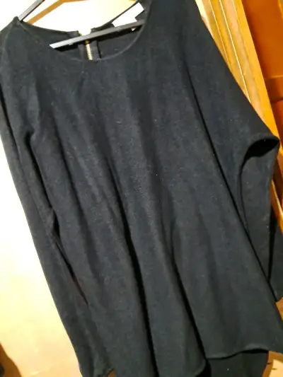 Vestido negro con cierre dorado elegante - miniatura 5
