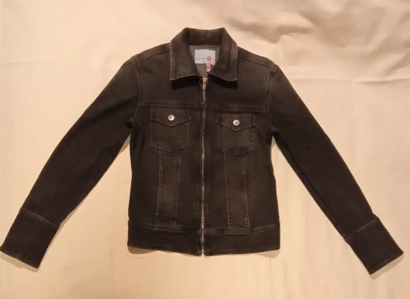 Chaqueta de mezclilla negra para mujer