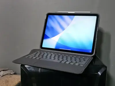 Ipad con teclado desmontable y funda protectora - miniatura 1