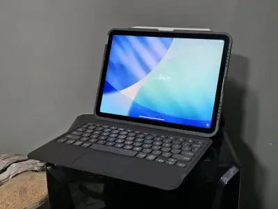 Ipad con teclado desmontable y funda protectora - miniatura 2