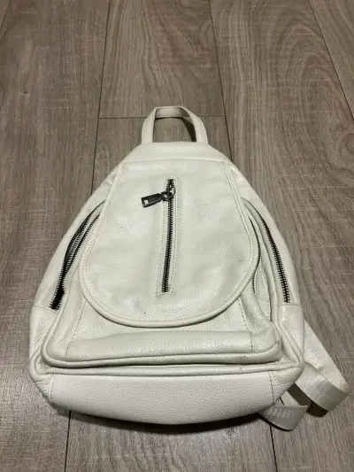 Mochila de cuero blanca con múltiples bolsillos - miniatura 1