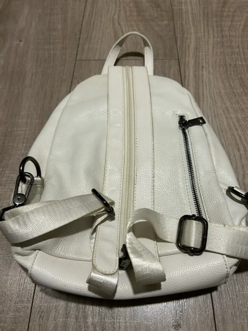 Mochila de cuero blanca con múltiples bolsillos - 2