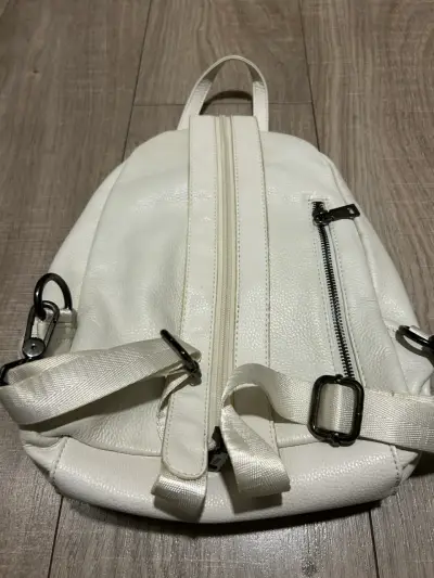 Mochila de cuero blanca con múltiples bolsillos - miniatura 2