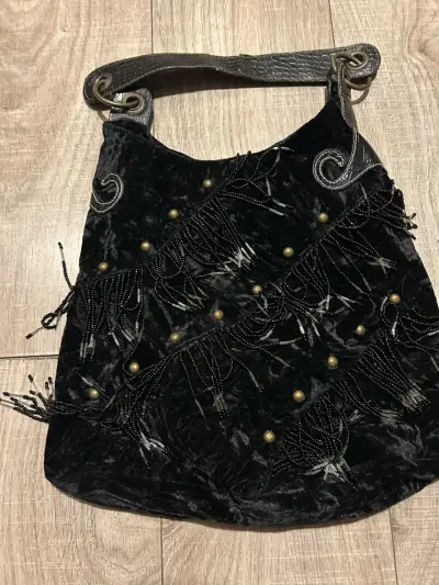 Bolso de mano negro con detalles de cuentas - miniatura 1