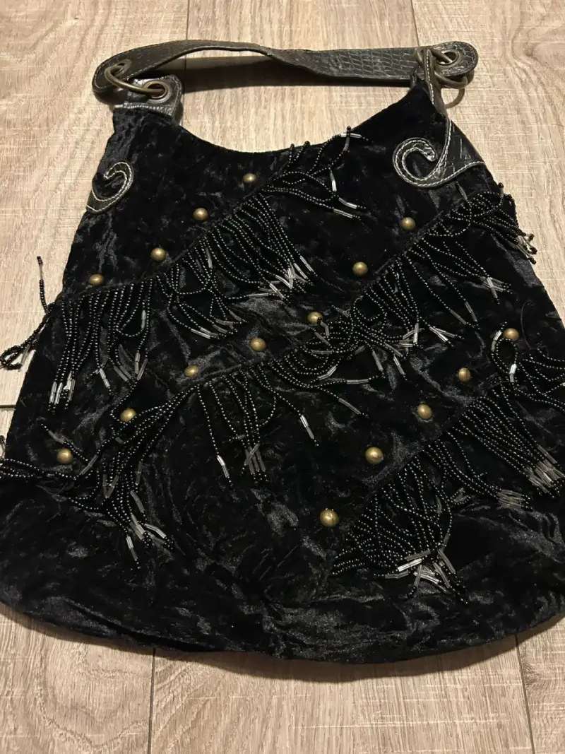 Bolso de mano negro con detalles de cuentas - 2