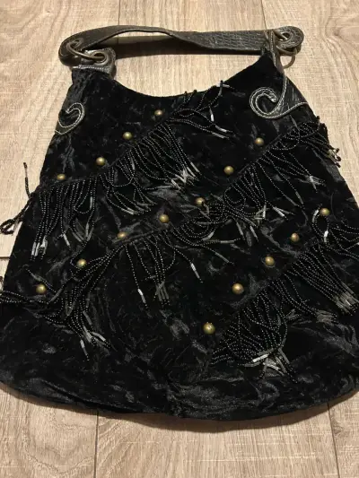 Bolso de mano negro con detalles de cuentas - miniatura 2