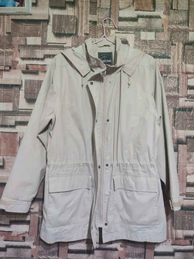 Parka beige para mujer con capucha