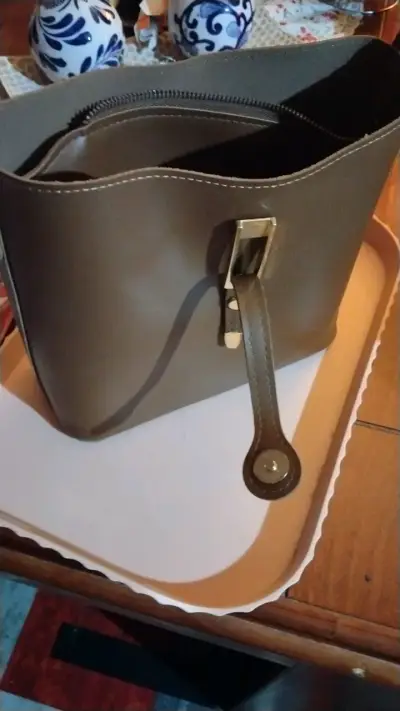 Bolso de cuero marrón con cierre metálico - miniatura 1