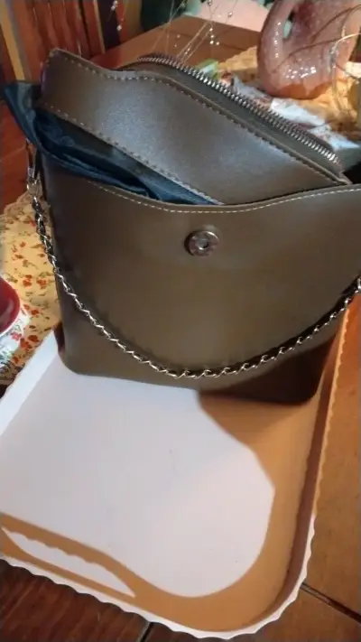 Bolso de cuero marrón con cierre metálico - miniatura 2