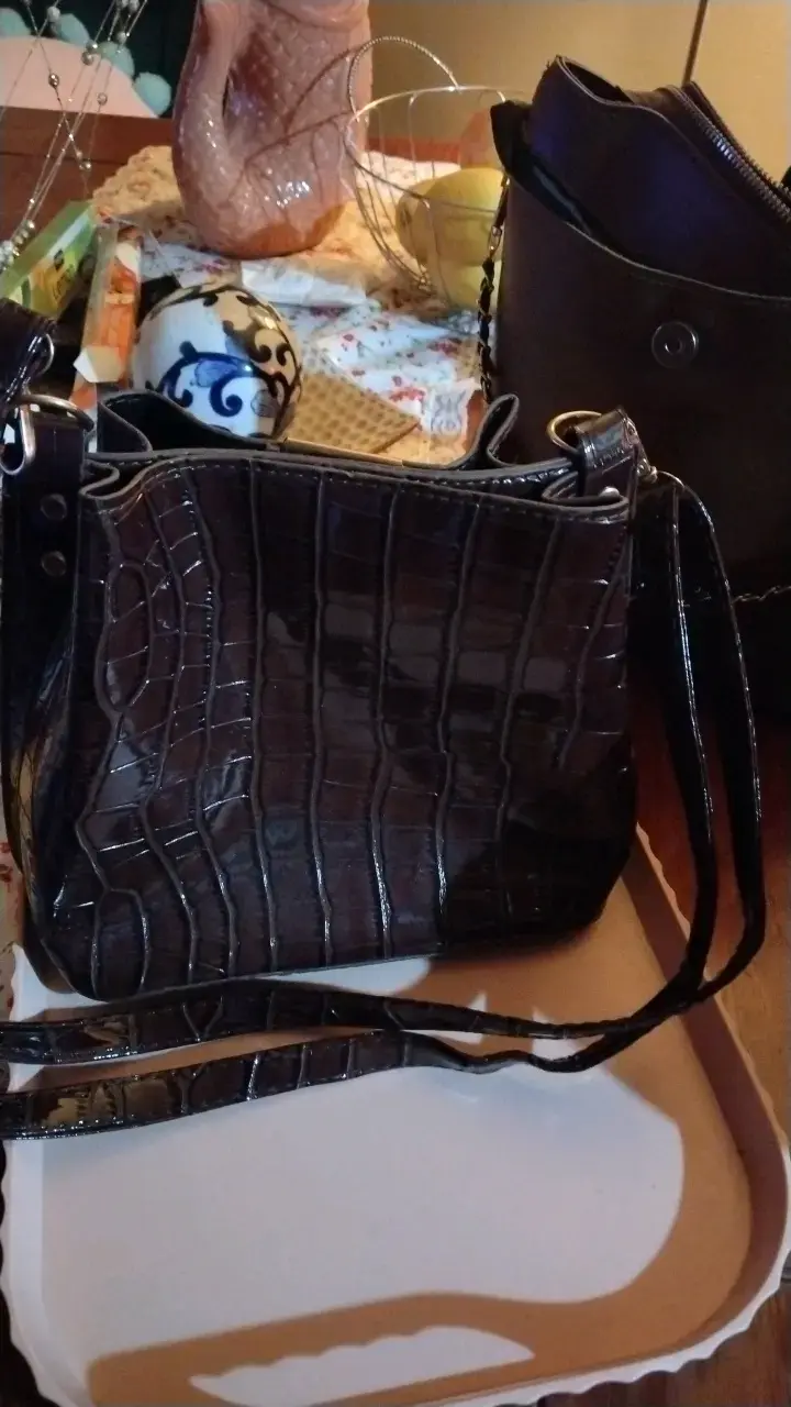 Bolso de cuero marrón con cierre metálico - 3