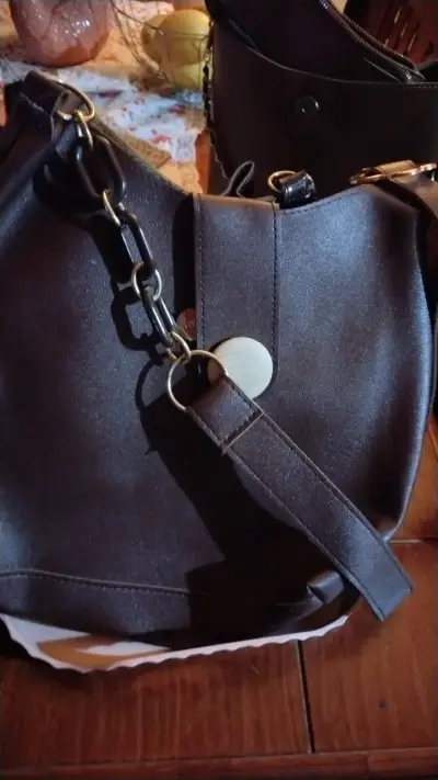 Bolso de cuero marrón con cierre metálico - miniatura 4