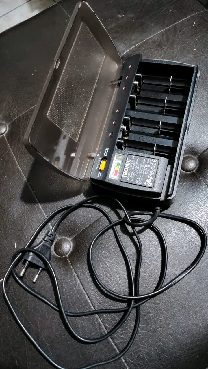Cargador de pilas Tronic universal Ni-Cd y Ni-MH - 2