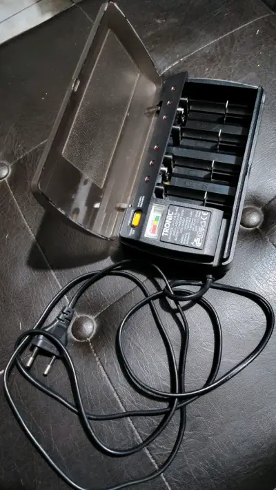 Cargador de pilas Tronic universal Ni-Cd y Ni-MH - miniatura 2