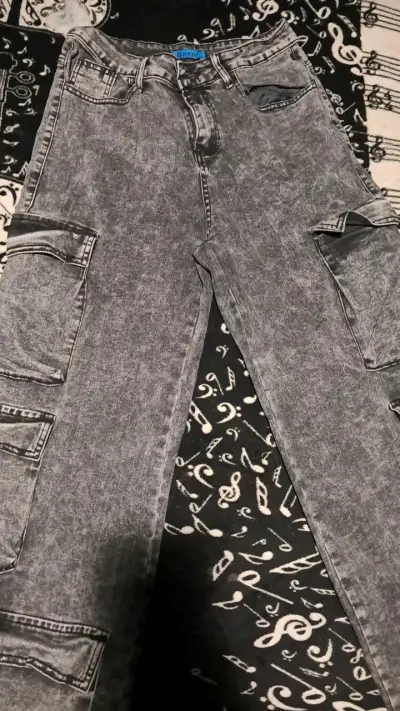 Jeans cargo gris con bolsillos múltiples - miniatura 1