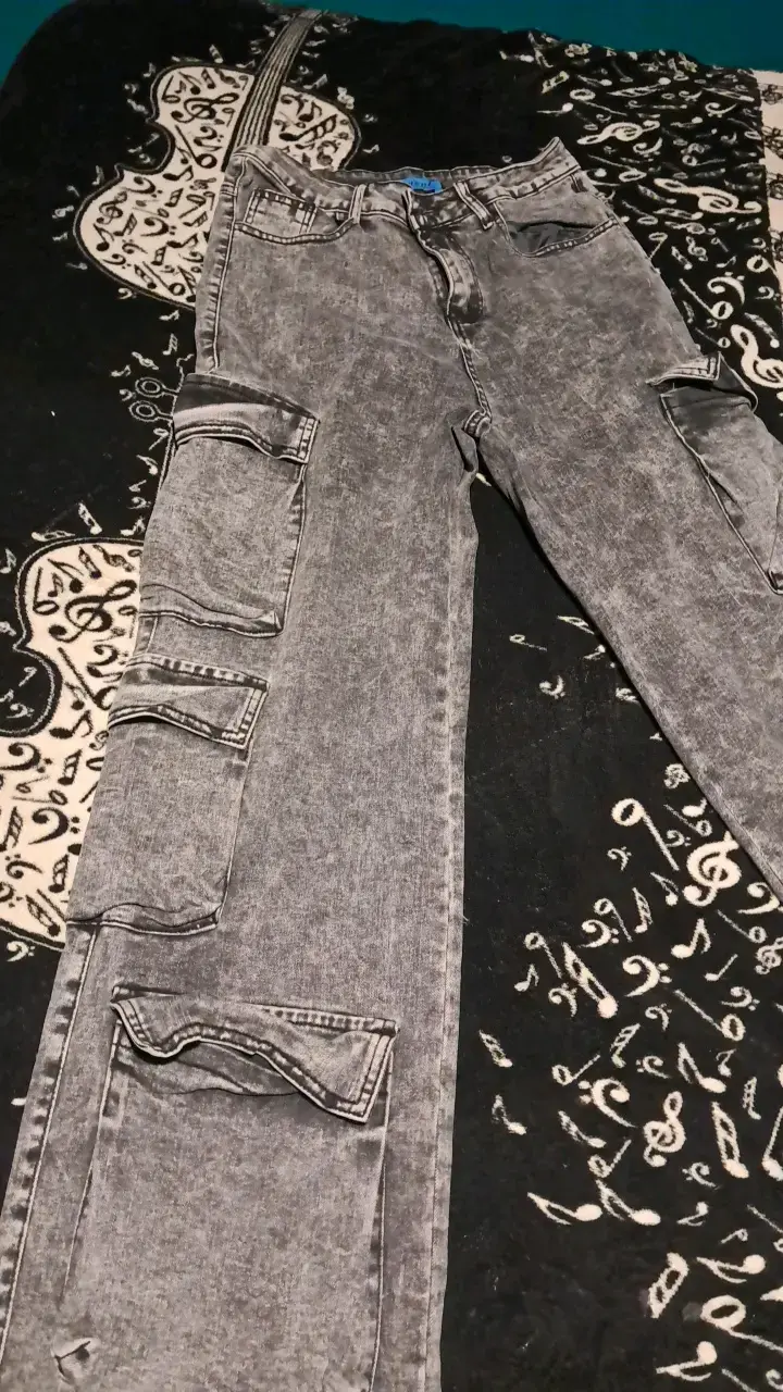 Jeans cargo gris con bolsillos múltiples - 2