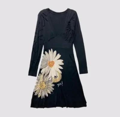 Vestido negro. con diseño floral y mangas largas - miniatura 1