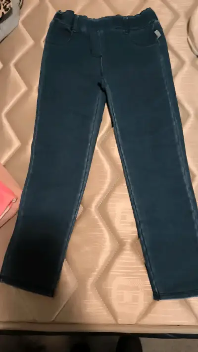 Jeans ajustados azul oscuro para niña - miniatura 2