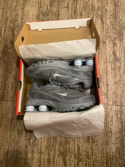 Zapatillas deportivas grises Nike Shox para hombre - miniatura 1