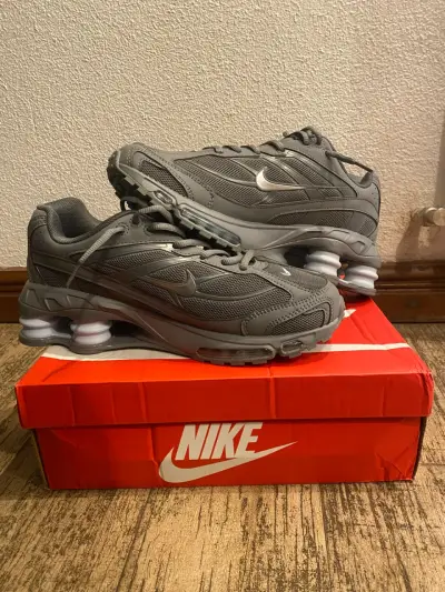 Zapatillas deportivas grises Nike Shox para hombre - miniatura 3