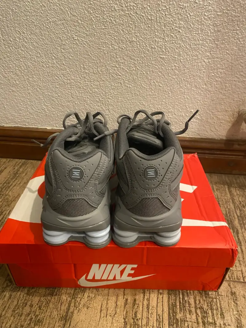 Zapatillas deportivas grises Nike Shox para hombre - 4