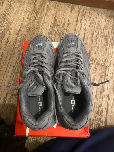 Zapatillas deportivas grises Nike Shox para hombre - miniatura 5