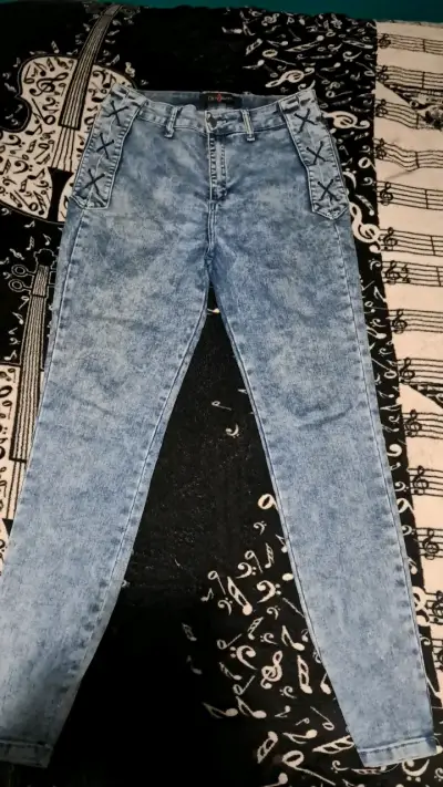 Jeans azul claro con diseño cruzado - miniatura 1
